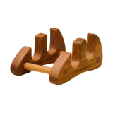 Soporte para tabla de cortar de teca maciza con dos ranuras, vista frontal