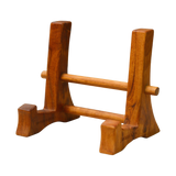 Soporte para tabla de cortar de teca maciza con una ranura, vista frontal